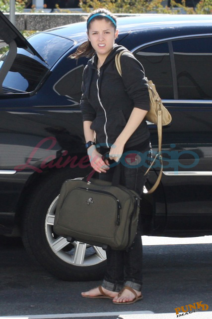 http://www.laineygossip.com/pics/anna%20airport%2010sep09%2002.jpg