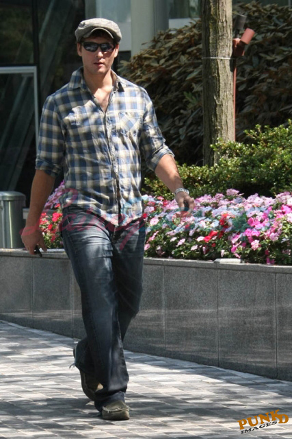 http://www.laineygossip.com/pics/facinelli-work-06aug09-02.jpg