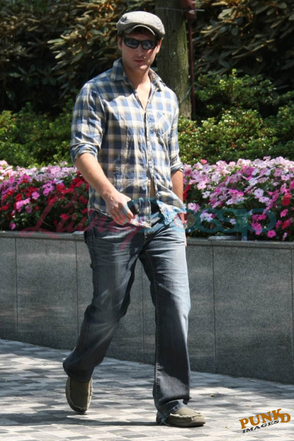 http://www.laineygossip.com/pics/facinelli-work-06aug09-04.jpg