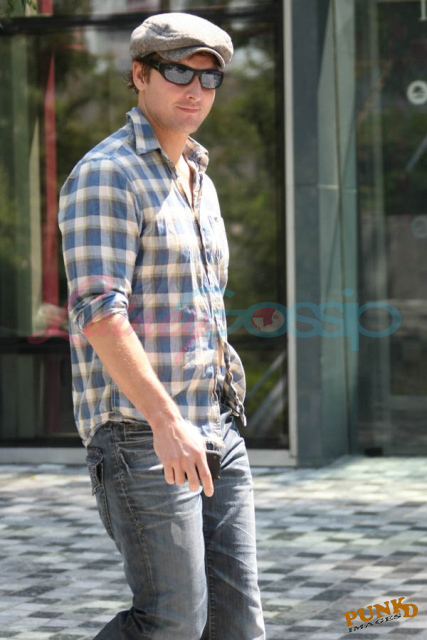 http://www.laineygossip.com/pics/facinelli-work-06aug09-05.jpg