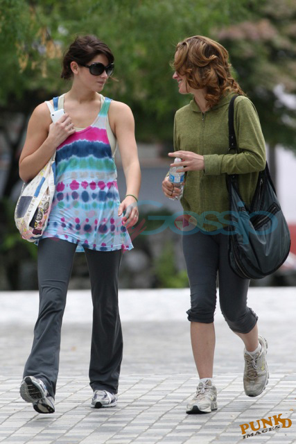 http://www.laineygossip.com/pics/green-reaser-workout-05aug09-02.jpg