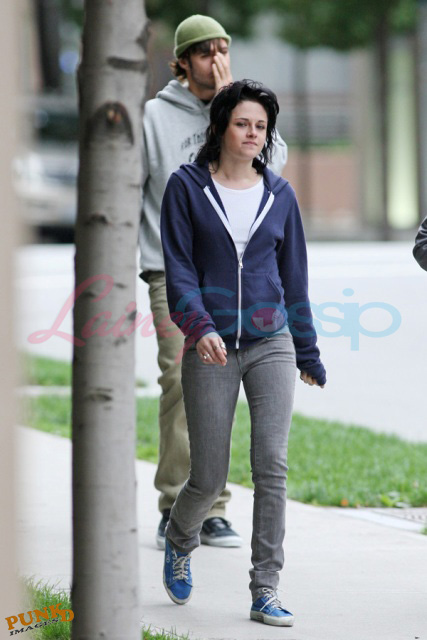 http://www.laineygossip.com/pics/kstew%20and%20co%20van%2007sep09%2003.jpg