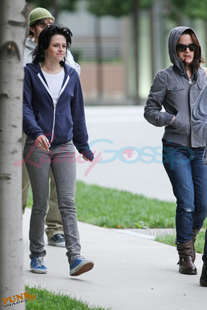 http://www.laineygossip.com/pics/kstew%20and%20co%20van%2007sep09%2006.jpg