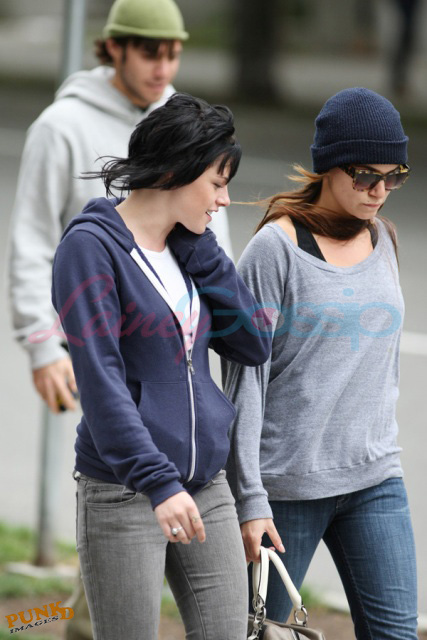 http://www.laineygossip.com/pics/kstew%20and%20co%20van%2007sep09%2010.jpg