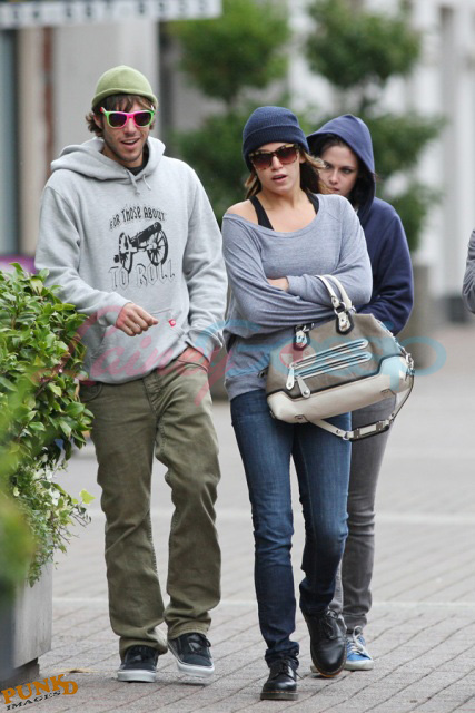 http://www.laineygossip.com/pics/kstew%20and%20co%20van%2007sep09%2023.jpg