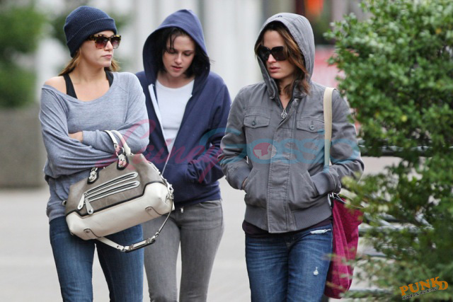 http://www.laineygossip.com/pics/kstew%20and%20co%20van%2007sep09%2025.jpg