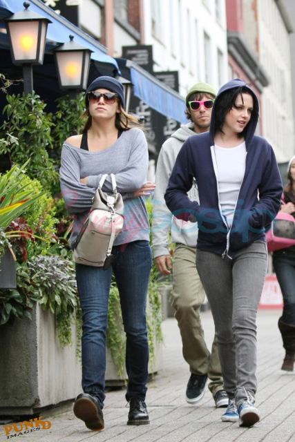 http://www.laineygossip.com/pics/kstew%20and%20co%20van%2007sep09%2029.jpg