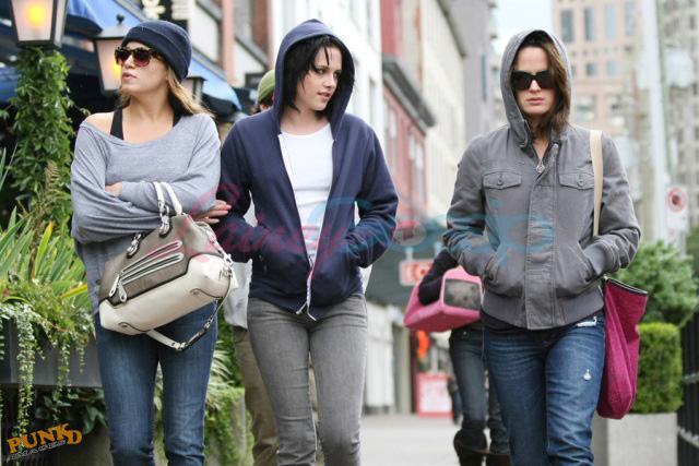 http://www.laineygossip.com/pics/kstew%20and%20co%20van%2007sep09%2034.jpg