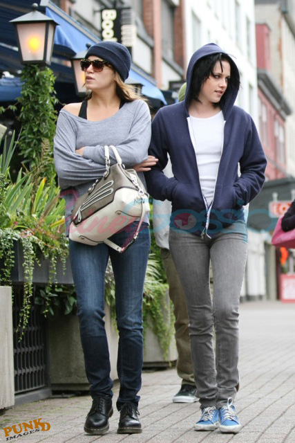 http://www.laineygossip.com/pics/kstew%20and%20co%20van%2007sep09%2035.jpg