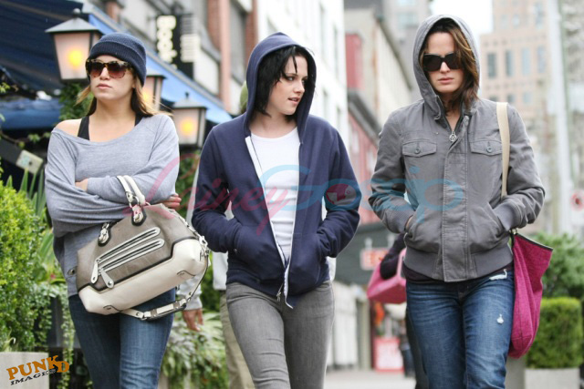 http://www.laineygossip.com/pics/kstew%20and%20co%20van%2007sep09%2036.jpg