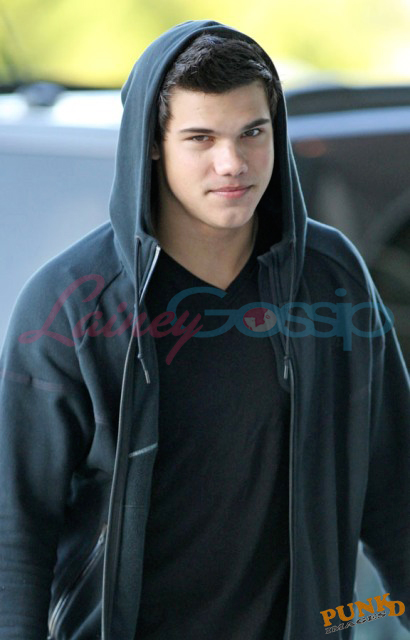 http://www.laineygossip.com/pics/lautner-yvr-25may09-04.jpg