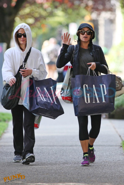 http://www.laineygossip.com/pics/nikki%20liz%20shop%2018aug09%2005.jpg