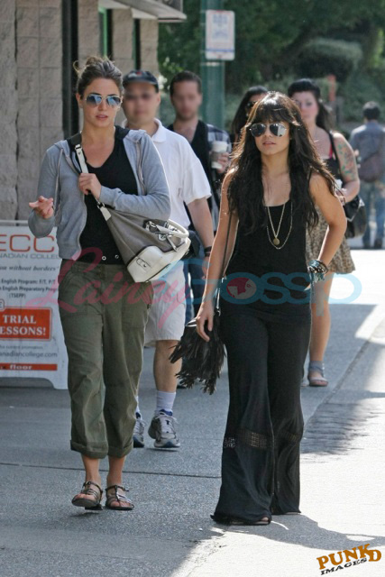 http://www.laineygossip.com/pics/nikki%20vanessa%20walk%2017aug09%2001.jpg