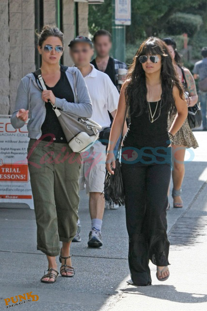 http://www.laineygossip.com/pics/nikki%20vanessa%20walk%2017aug09%2002.jpg