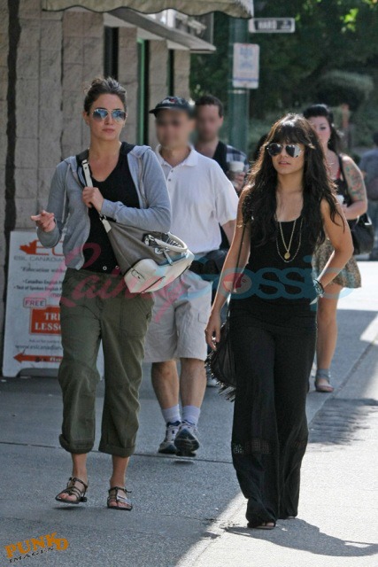 http://www.laineygossip.com/pics/nikki%20vanessa%20walk%2017aug09%2003.jpg