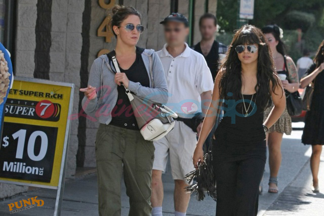 http://www.laineygossip.com/pics/nikki%20vanessa%20walk%2017aug09%2004.jpg