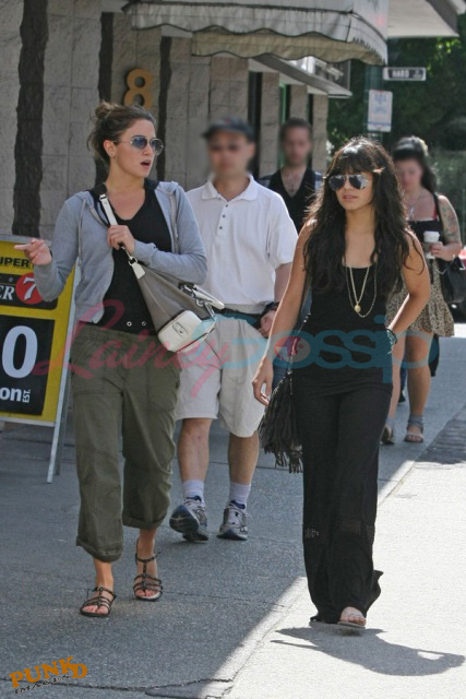 http://www.laineygossip.com/pics/nikki%20vanessa%20walk%2017aug09%2005.jpg