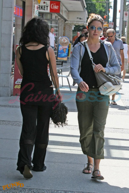 http://www.laineygossip.com/pics/nikki%20vanessa%20walk%2017aug09%2007.jpg