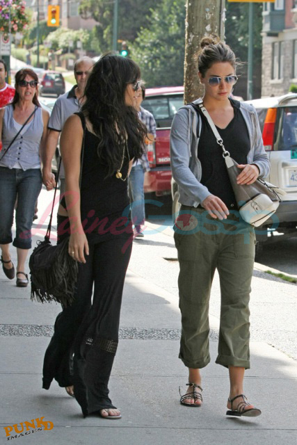 http://www.laineygossip.com/pics/nikki%20vanessa%20walk%2017aug09%2008.jpg