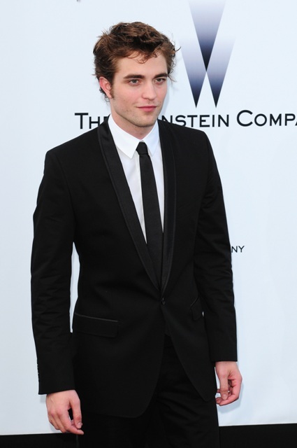 http://www.laineygossip.com/pics/pattinson%20amfar%2022may09%2003.jpg