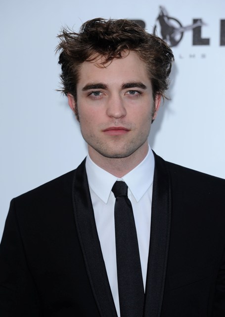 http://www.laineygossip.com/pics/pattinson%20amfar%2022may09%2008.jpg