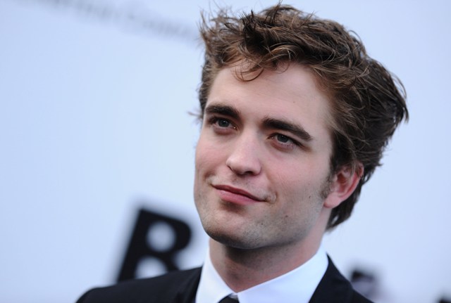 http://www.laineygossip.com/pics/pattinson%20amfar%2022may09%2009.jpg