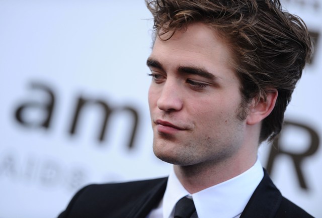 http://www.laineygossip.com/pics/pattinson%20amfar%2022may09%2013.jpg