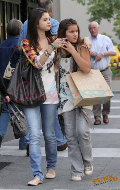 http://www.laineygossip.com/pics/selena-taylor-sis-2-18may09.jpg