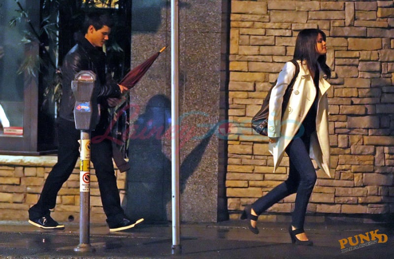 selena gomez taylor lautner date. Also – Taylor and Selena pose