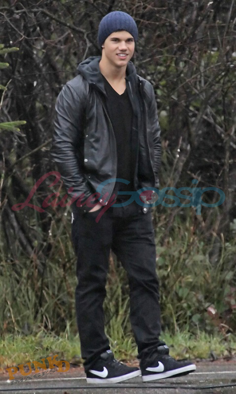 kristen stewart taylor lautner and. Jacob and Bella on the Beach