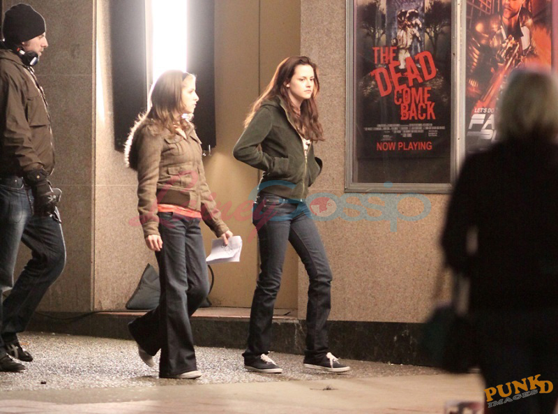 http://www.laineygossip.com/pics/theatre-set-12-01may09.jpg