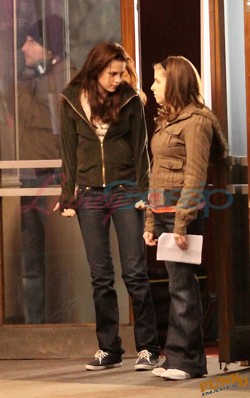 http://www.laineygossip.com/pics/theatre-set-13-01may09.jpg
