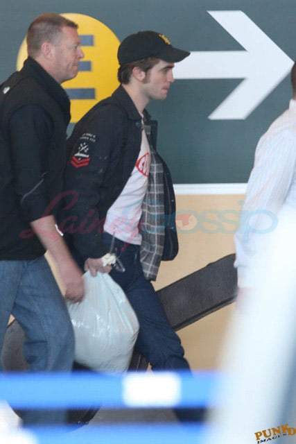 Robert Pattinson in Vancouver Airport – May 2010