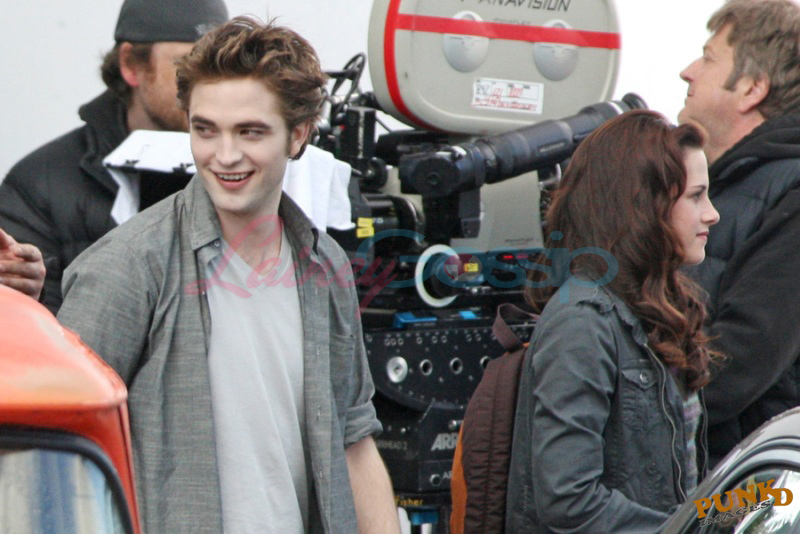 http://www.laineygossip.com/pics/twilight-set-16-10apr09.jpg