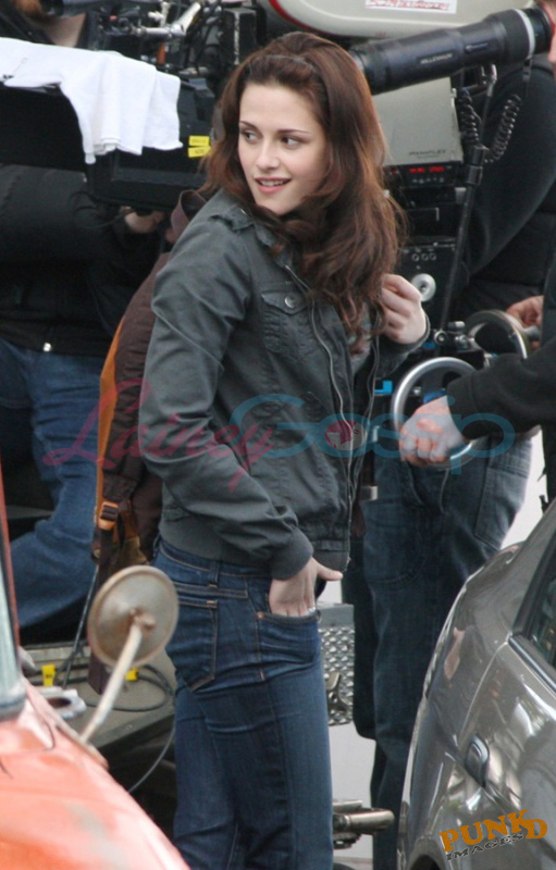 http://www.laineygossip.com/pics/twilight-set-3-10apr09.jpg