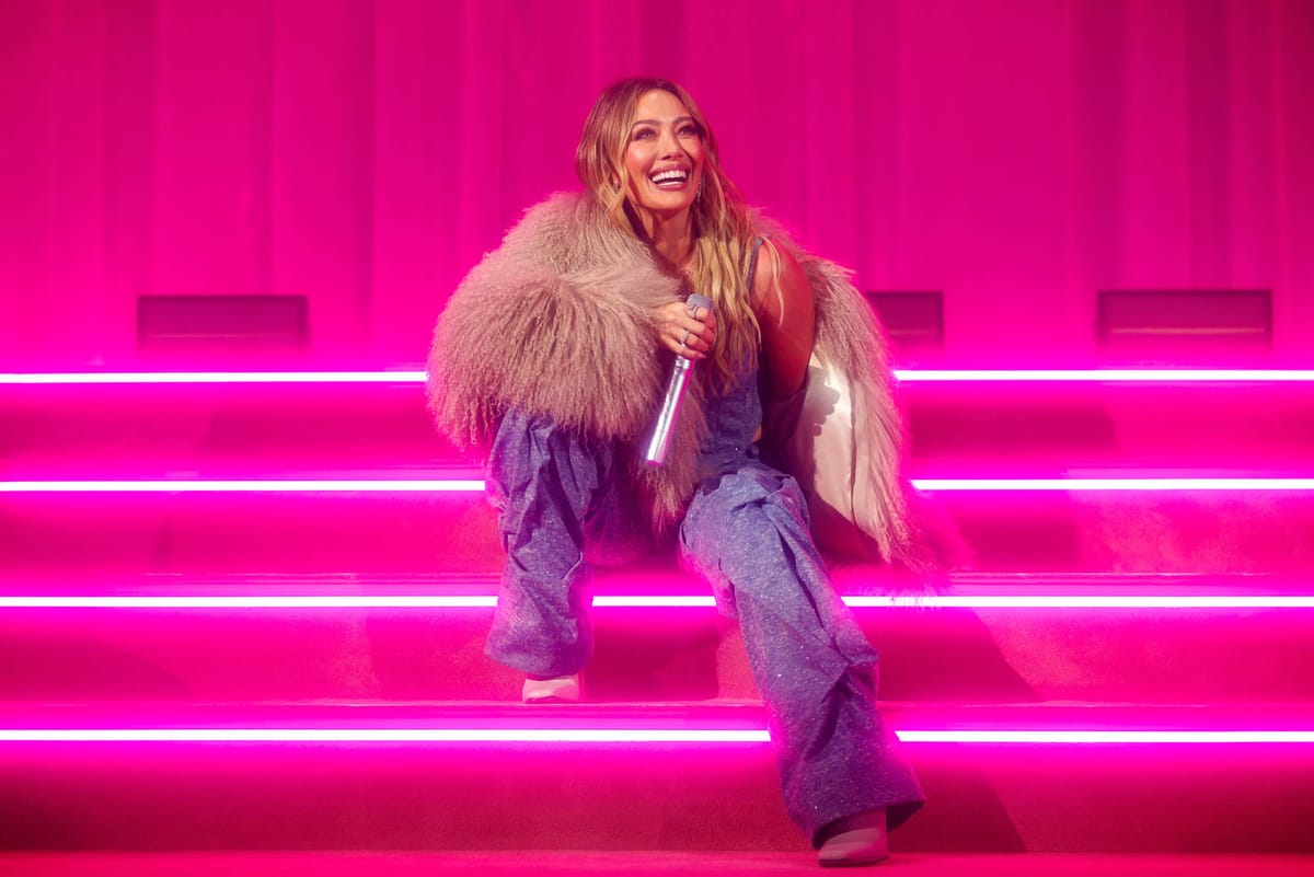 லிண்ட்சே லோகனின் கால் ஹெர் டாடி சண்டையில் ஹிலாரி டஃப் டீயைக் கொட்டினார், அது ஒரு தலைமுறையை அழித்தது