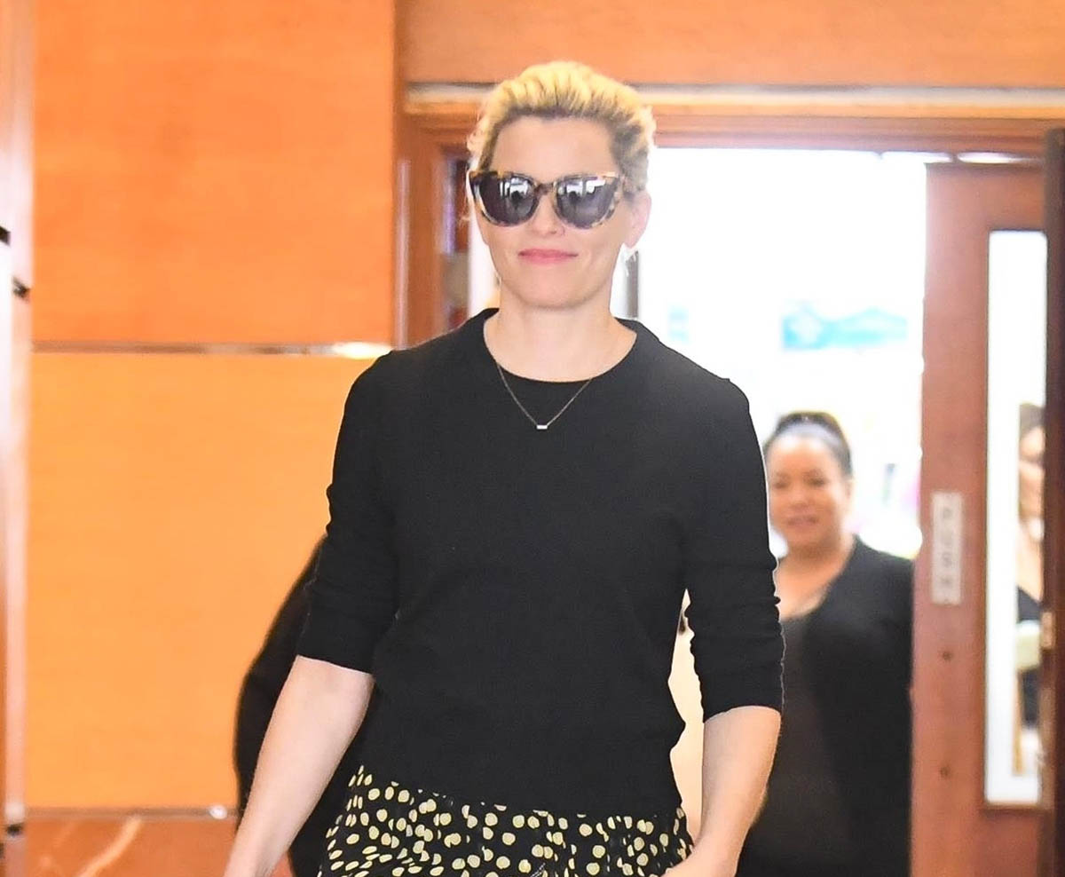 Elizabeth Banks goes to work