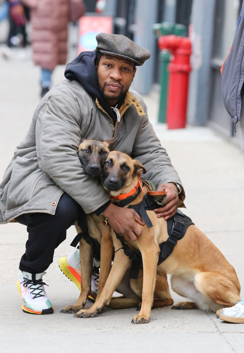 Jonathan Majors and his dogs