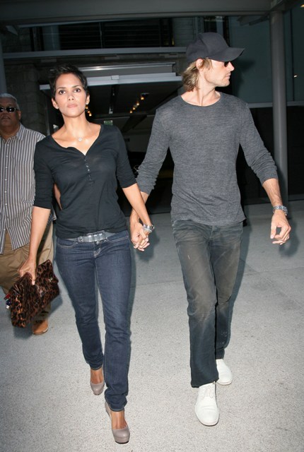 Hand clasp or finger link?