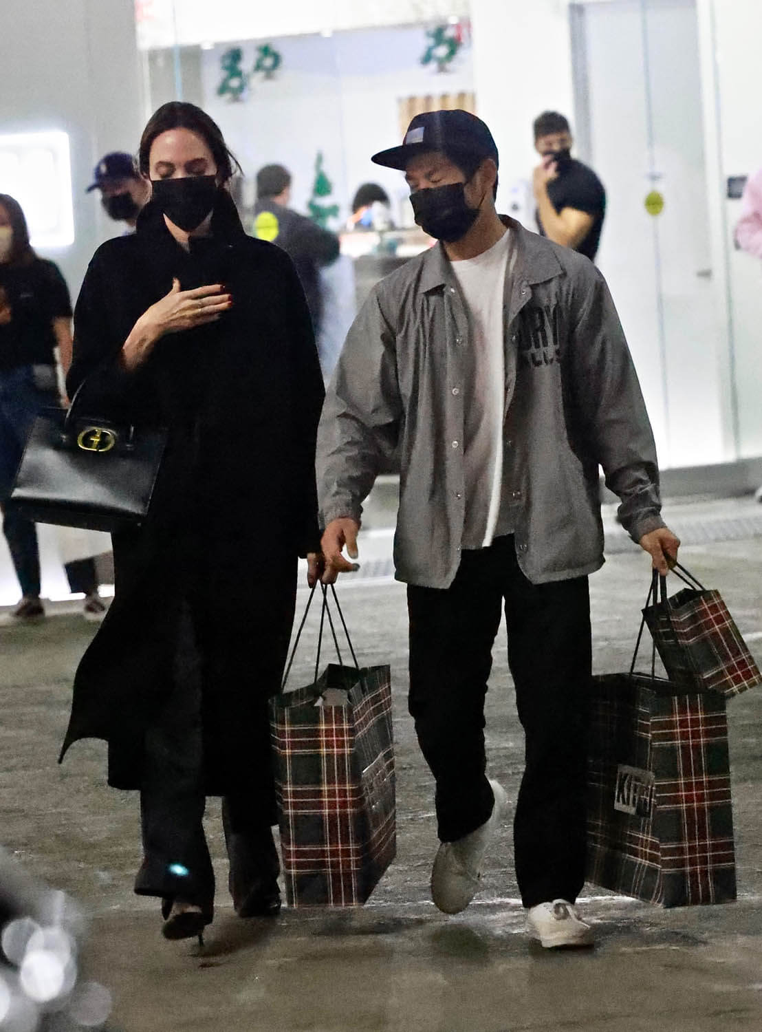 Angelina Jolie: Holiday Shopping, Holiday Nails