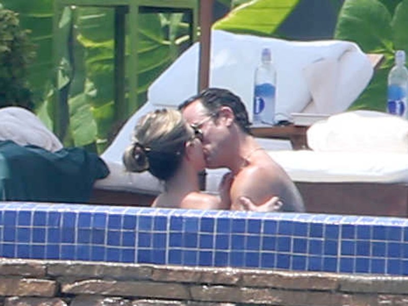 Jennifer & Justin: pool kisses