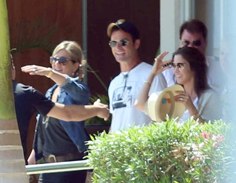 Jennifer & Justin celebrate in Mexico