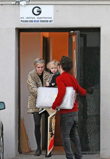 Ashlee Simpson files for divorce