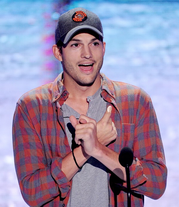 Dum-dum Ashton Kutcher thinks smear campaigns are fine