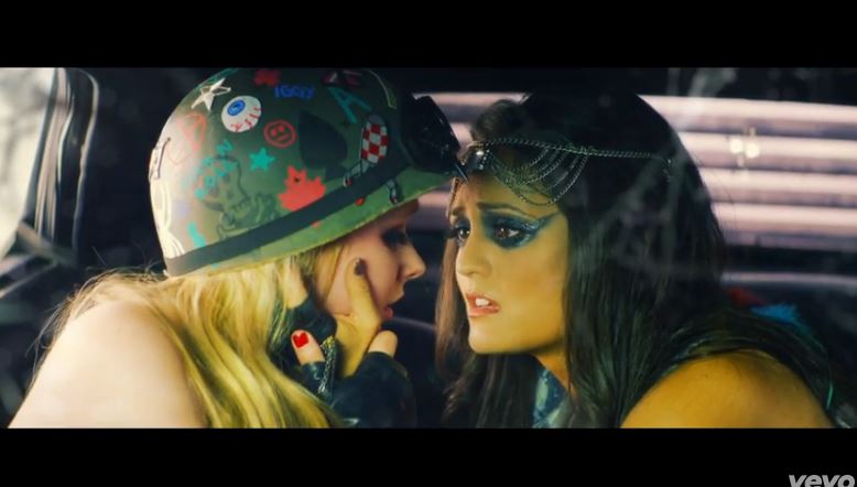 Avril Lavigne is frenching Winnie Cooper