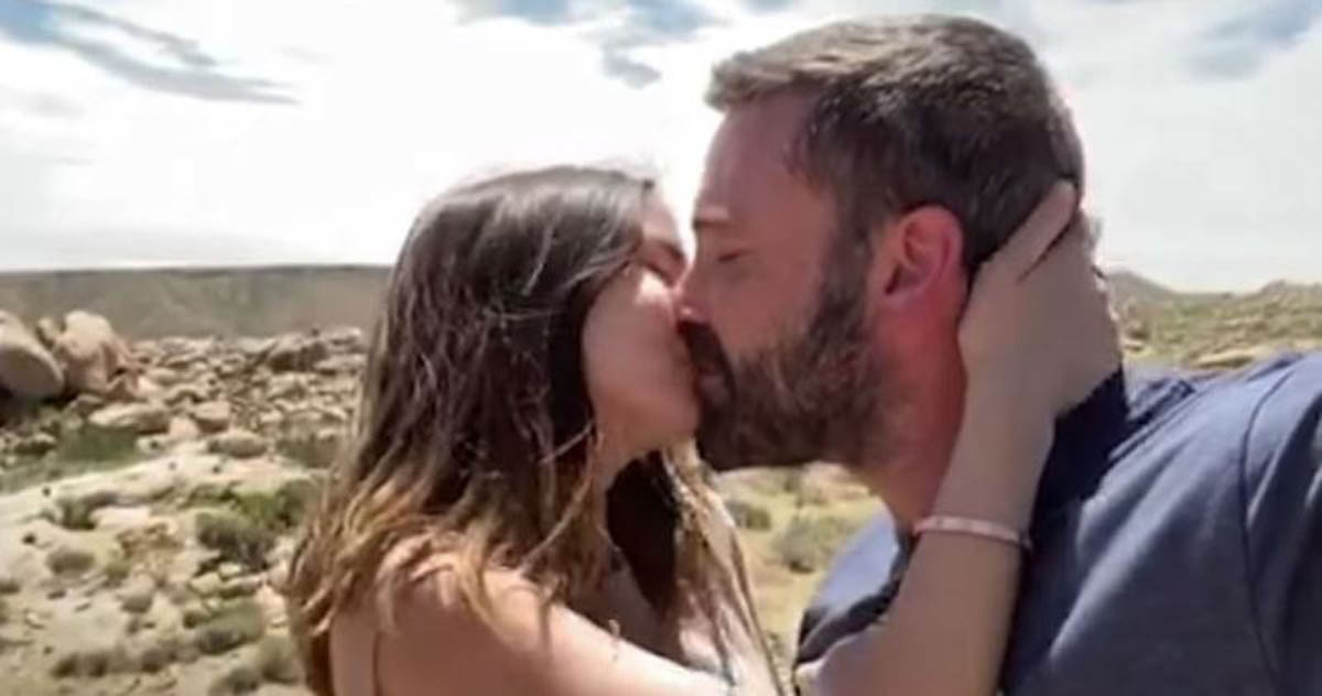 Ben-Ana and Residente’s kissing video