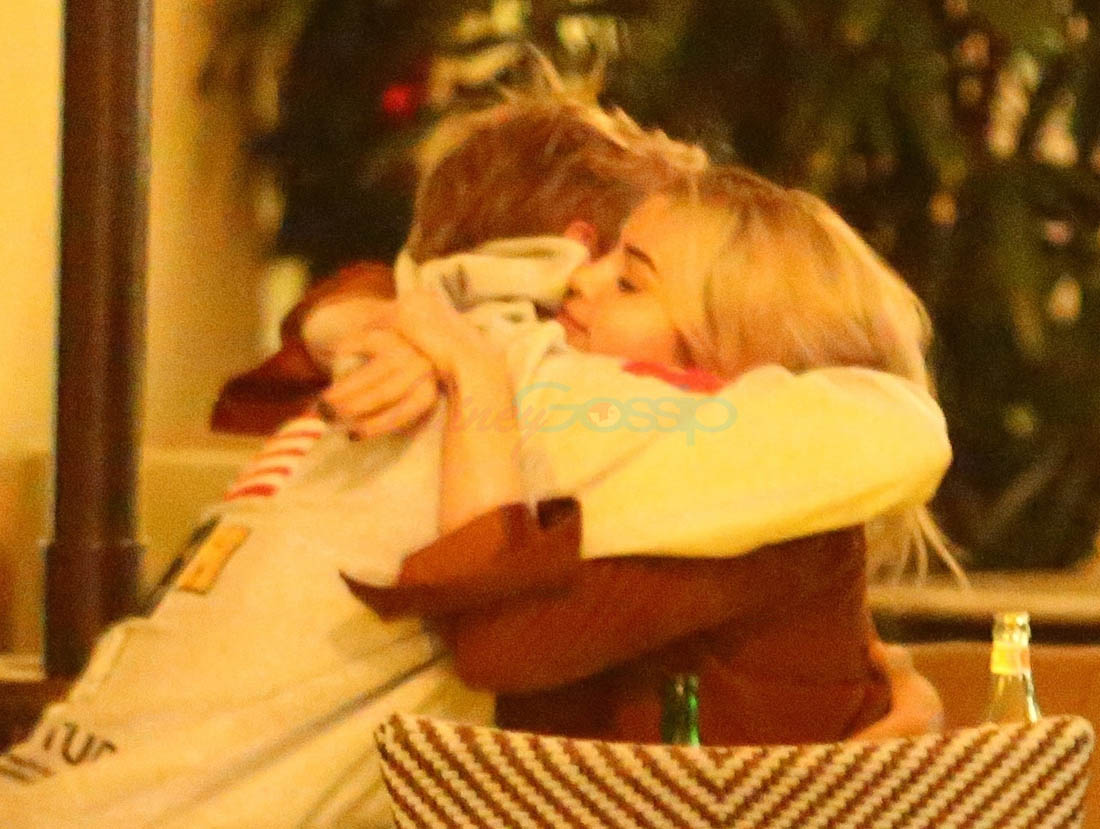 OMGGGG they’re kissing and hugging!