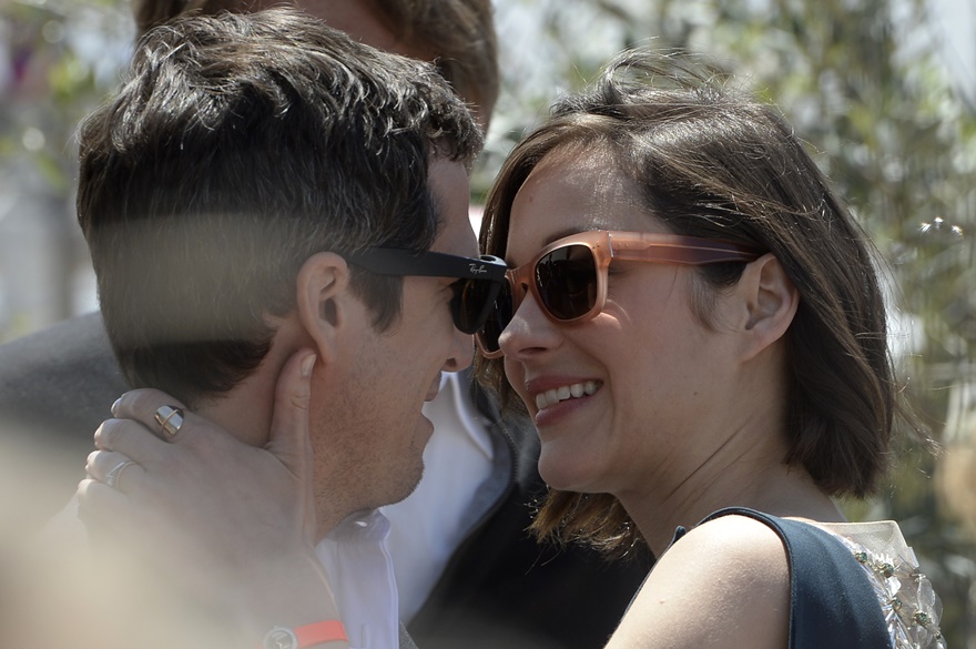 Marion & Guillaume kiss in Cannes