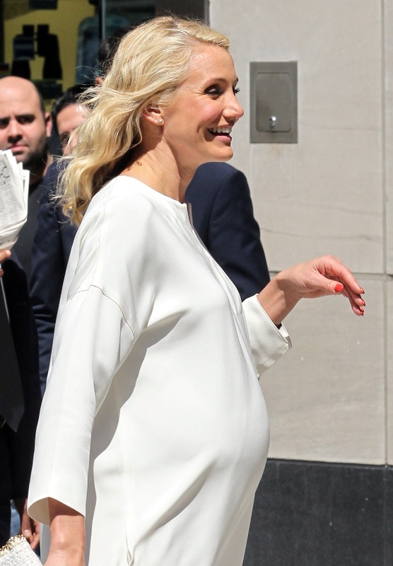 Cameron Diaz pregnant and kissing