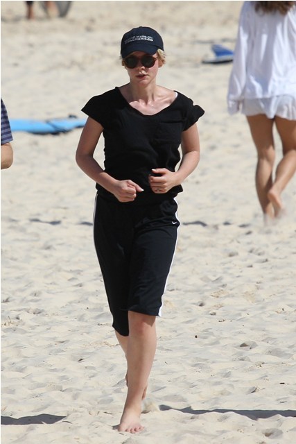 Carey Mulligan: beach, ring, boyfriend?